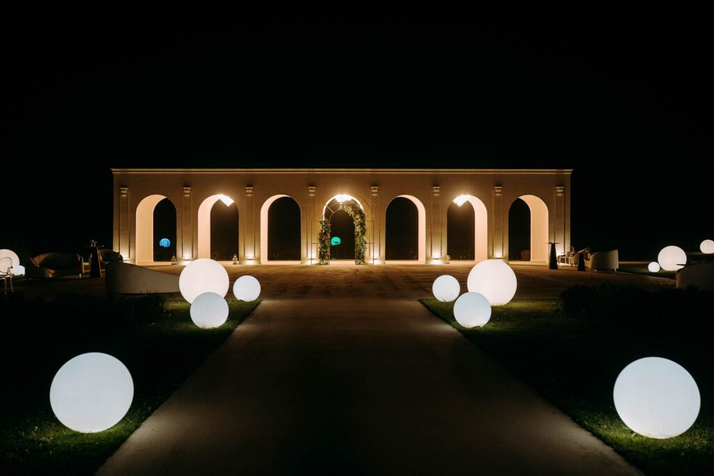 Colonnada noaptea, cu sfere luminoase de-a lungul aleii