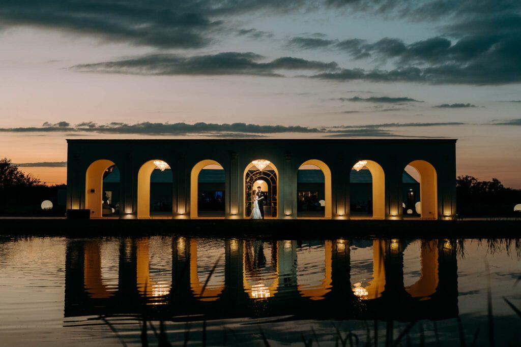 Galerie foto The Secret Garden — cupola peste lac seara