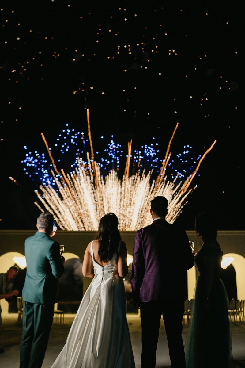 Miri privind focul de artificii, alături de invitați