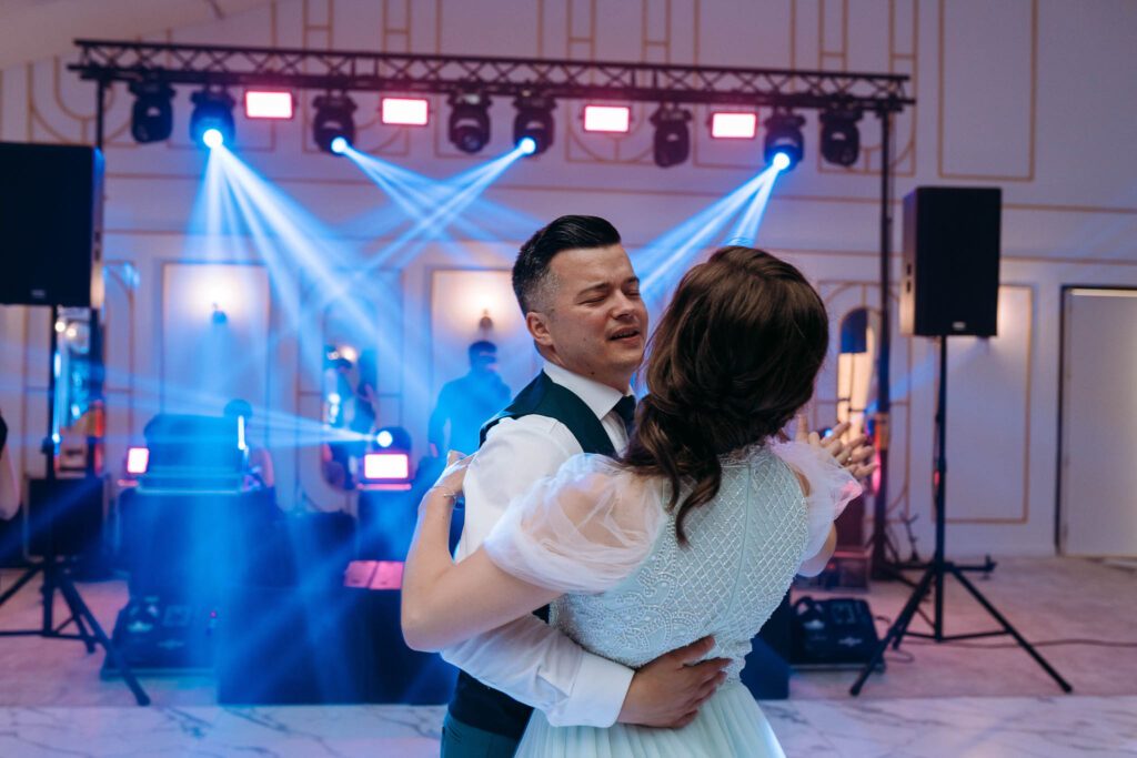 Miri dansând pe ring, sub lumini de scenă