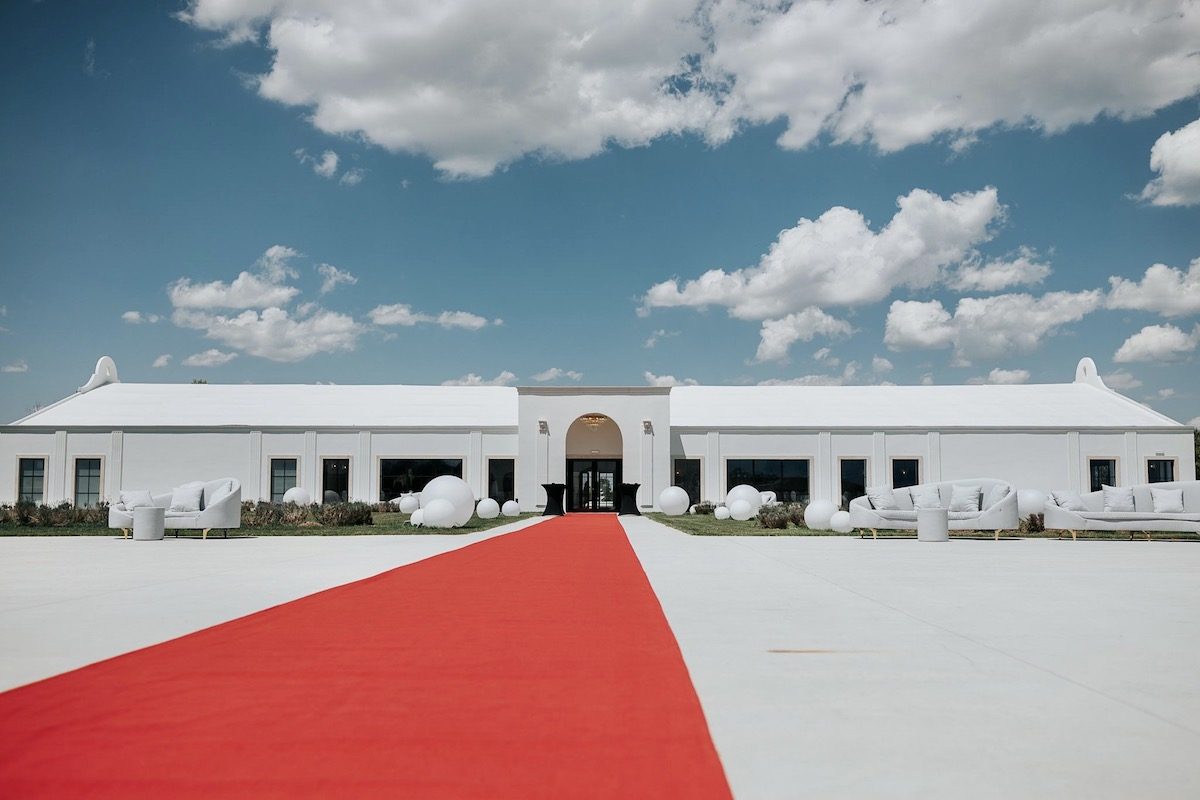 Fațada locației, cu covor roșu și lounge exterior